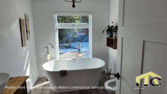 Salle de bain - Mur de bois blanc