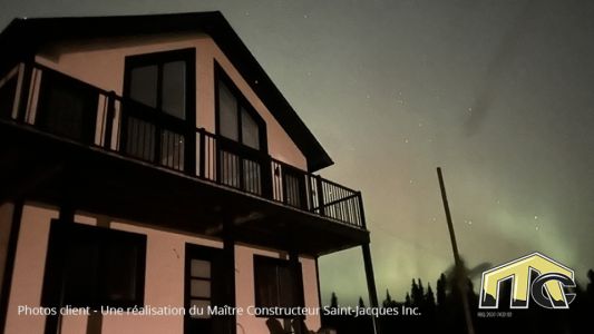 Façade avec aurores boréales - WOW